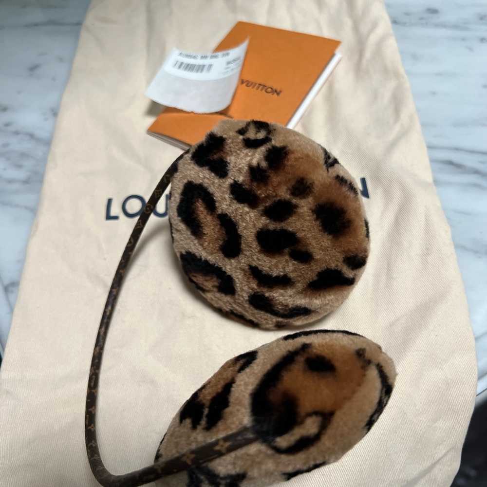 LOUIS VUITTON Leopard Faux fur Earmuffs. - Picture 3 of 6